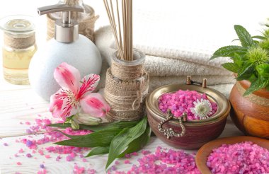 Masaj Spa aksesuarları için hafif bir arka plan üzerinde bir kompozisyon içinde