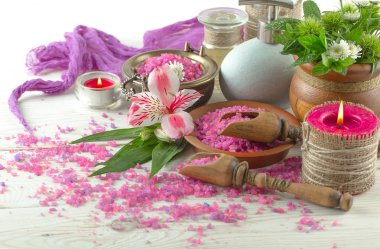 Masaj Spa aksesuarları için hafif bir arka plan üzerinde bir kompozisyon içinde