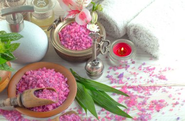 Masaj Spa aksesuarları için hafif bir arka plan üzerinde bir kompozisyon içinde