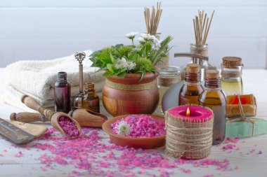Masaj Spa aksesuarları için hafif bir arka plan üzerinde bir kompozisyon içinde
