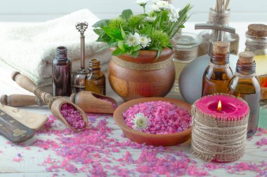 Masaj Spa aksesuarları için hafif bir arka plan üzerinde bir kompozisyon içinde