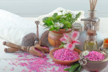 Masaj Spa aksesuarları için hafif bir arka plan üzerinde bir kompozisyon içinde
