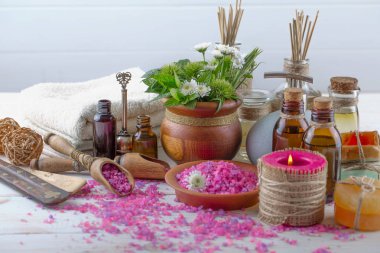 Masaj Spa aksesuarları için hafif bir arka plan üzerinde bir kompozisyon içinde