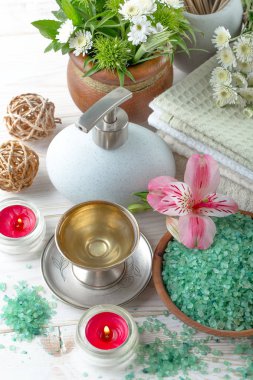 Masaj Spa aksesuarları için hafif bir arka plan üzerinde bir kompozisyon içinde