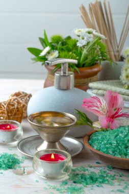 Masaj Spa aksesuarları için hafif bir arka plan üzerinde bir kompozisyon içinde