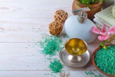 Masaj Spa aksesuarları için hafif bir arka plan üzerinde bir kompozisyon içinde