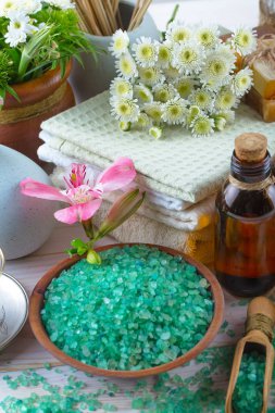 Masaj Spa aksesuarları için hafif bir arka plan üzerinde bir kompozisyon içinde