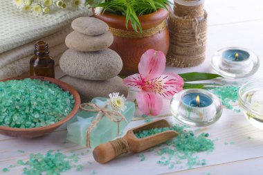 Masaj Spa aksesuarları için hafif bir arka plan üzerinde bir kompozisyon içinde