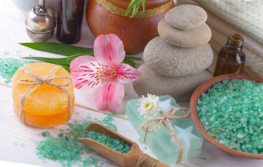 Masaj Spa aksesuarları için hafif bir arka plan üzerinde bir kompozisyon içinde