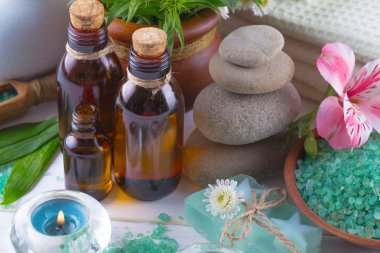 Masaj Spa aksesuarları için hafif bir arka plan üzerinde bir kompozisyon içinde