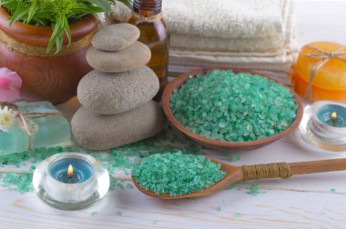 Masaj Spa aksesuarları için hafif bir arka plan üzerinde bir kompozisyon içinde