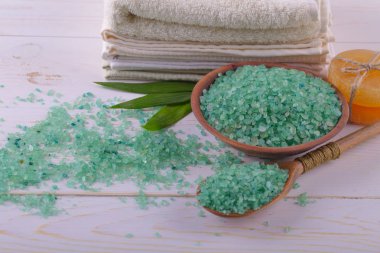 Masaj Spa aksesuarları için hafif bir arka plan üzerinde bir kompozisyon içinde