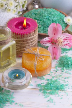 Masaj Spa aksesuarları için hafif bir arka plan üzerinde bir kompozisyon içinde