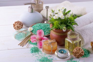 Masaj Spa aksesuarları için hafif bir arka plan üzerinde bir kompozisyon içinde