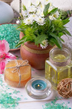 Masaj Spa aksesuarları için hafif bir arka plan üzerinde bir kompozisyon içinde