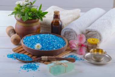 Masaj Spa aksesuarları için hafif bir arka plan üzerinde bir kompozisyon içinde