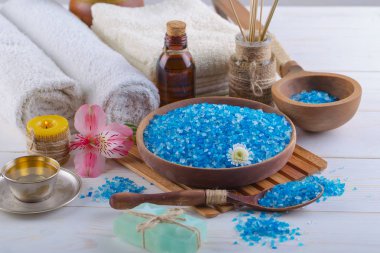 Masaj Spa aksesuarları için hafif bir arka plan üzerinde bir kompozisyon içinde