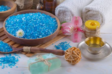 Masaj Spa aksesuarları için hafif bir arka plan üzerinde bir kompozisyon içinde