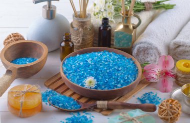 Masaj Spa aksesuarları için hafif bir arka plan üzerinde bir kompozisyon içinde