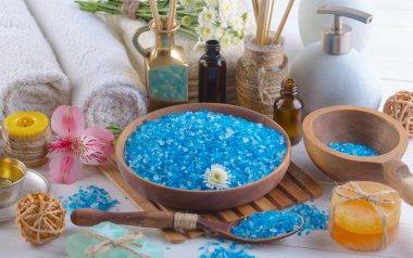 Masaj Spa aksesuarları için hafif bir arka plan üzerinde bir kompozisyon içinde