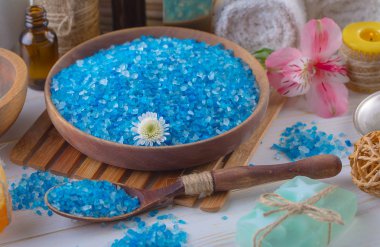 Masaj Spa aksesuarları için hafif bir arka plan üzerinde bir kompozisyon içinde