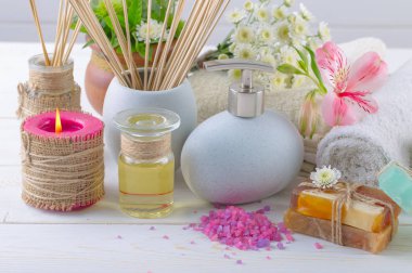 Masaj Spa aksesuarları için hafif bir arka plan üzerinde bir kompozisyon içinde