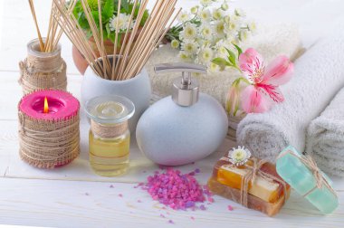 Masaj Spa aksesuarları için hafif bir arka plan üzerinde bir kompozisyon içinde