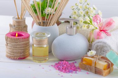 Masaj Spa aksesuarları için hafif bir arka plan üzerinde bir kompozisyon içinde