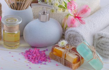 Masaj Spa aksesuarları için hafif bir arka plan üzerinde bir kompozisyon içinde