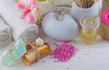 Masaj Spa aksesuarları için hafif bir arka plan üzerinde bir kompozisyon içinde