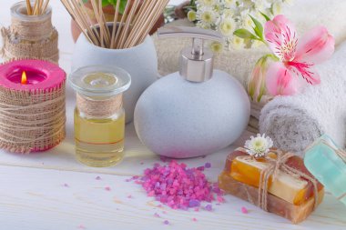 Masaj Spa aksesuarları için hafif bir arka plan üzerinde bir kompozisyon içinde