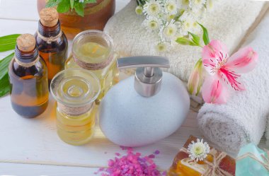 Masaj Spa aksesuarları için hafif bir arka plan üzerinde bir kompozisyon içinde