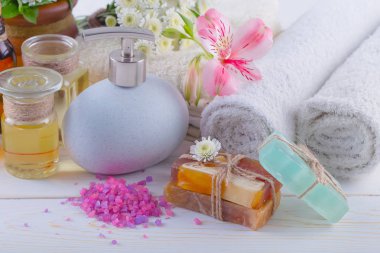 Masaj Spa aksesuarları için hafif bir arka plan üzerinde bir kompozisyon içinde
