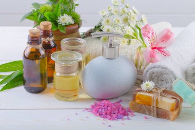 Masaj Spa aksesuarları için hafif bir arka plan üzerinde bir kompozisyon içinde