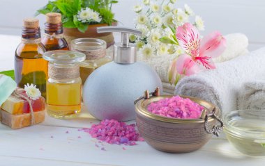 Okul malzemeleri için çalışma masasında bileşiminde