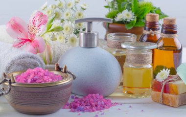 Masaj Spa aksesuarları için hafif bir arka plan üzerinde bir kompozisyon içinde