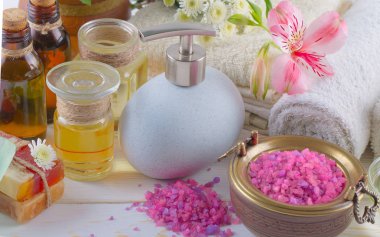 Masaj Spa aksesuarları için hafif bir arka plan üzerinde bir kompozisyon içinde