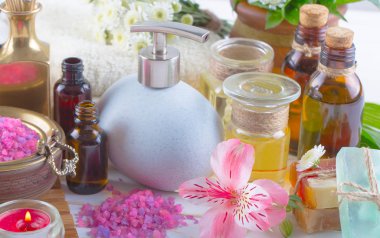 Masaj Spa aksesuarları için hafif bir arka plan üzerinde bir kompozisyon içinde