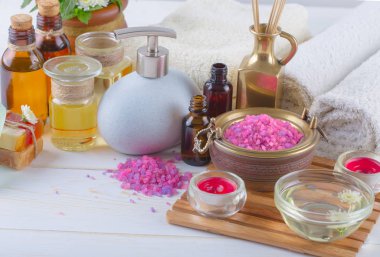 Masaj Spa aksesuarları için hafif bir arka plan üzerinde bir kompozisyon içinde