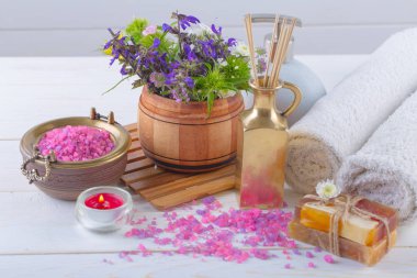 Masaj Spa aksesuarları için hafif bir arka plan üzerinde bir kompozisyon içinde