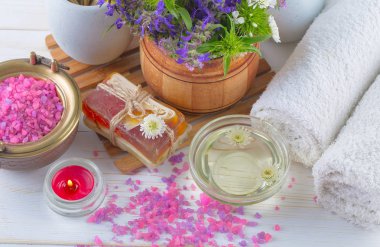 Masaj Spa aksesuarları için hafif bir arka plan üzerinde bir kompozisyon içinde