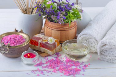 Masaj Spa aksesuarları için hafif bir arka plan üzerinde bir kompozisyon içinde