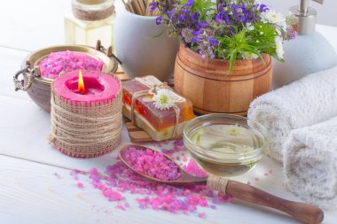 Okul malzemeleri için çalışma masasında bileşiminde