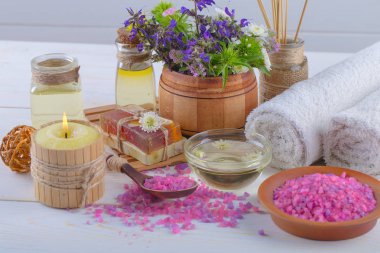 Masaj Spa aksesuarları için hafif bir arka plan üzerinde bir kompozisyon içinde