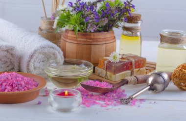 Masaj Spa aksesuarları için hafif bir arka plan üzerinde bir kompozisyon içinde