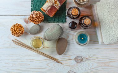 Masaj Spa aksesuarları için hafif bir arka plan üzerinde bir kompozisyon içinde