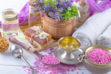Masaj Spa aksesuarları için hafif bir arka plan üzerinde bir kompozisyon içinde
