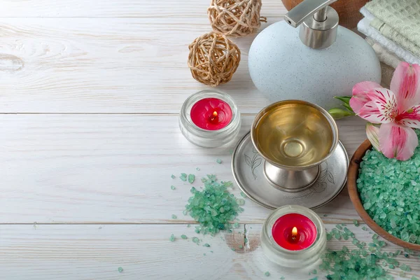 Masaj Spa aksesuarları için hafif bir arka plan üzerinde bir kompozisyon içinde