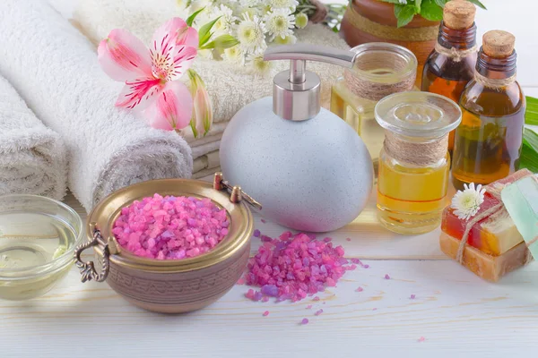 Masaj Spa aksesuarları için hafif bir arka plan üzerinde bir kompozisyon içinde