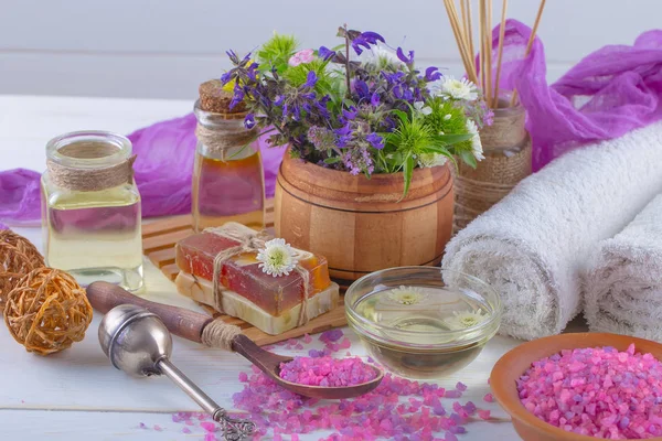Masaj Spa aksesuarları için hafif bir arka plan üzerinde bir kompozisyon içinde